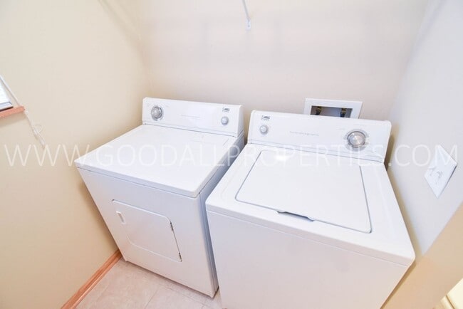 Building Photo - Spacious 3 Bedroom townhome with loft in Urbandale