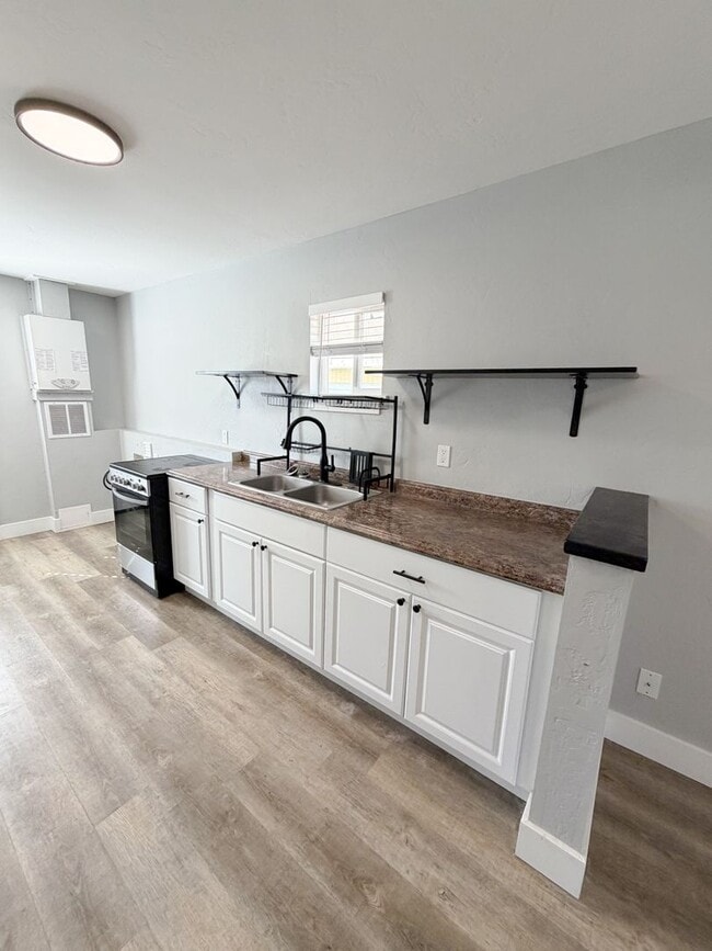 Building Photo - 2 Bedroom, 1 Bathroom Home