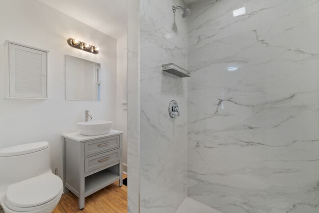 Building Photo - 607 Murray St