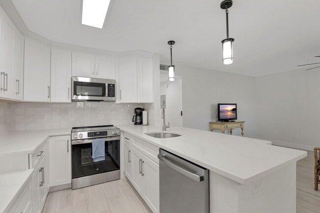 Building Photo - 493 Flanders K