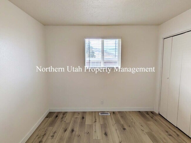 Building Photo - 3 Bed 1 Bath with HVAC