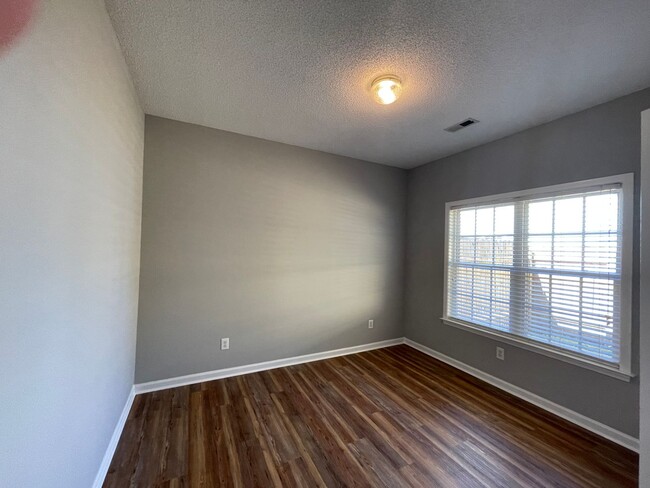 Building Photo - 3 bedroom, 2 bathroom home with 2-car gara...