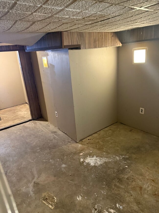 Building Photo - 3 Bedroom Home Steps to LaSalle University