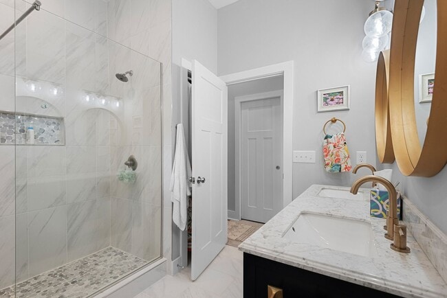 Building Photo - Gorgeous Home near Downtown Durham!