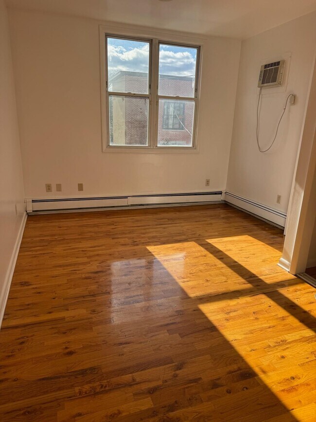 Building Photo - 318 6th St