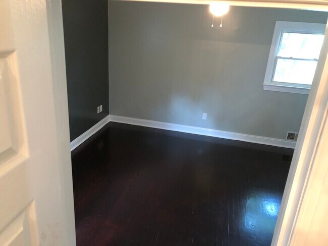 Room 3 - 1769 Dakota St