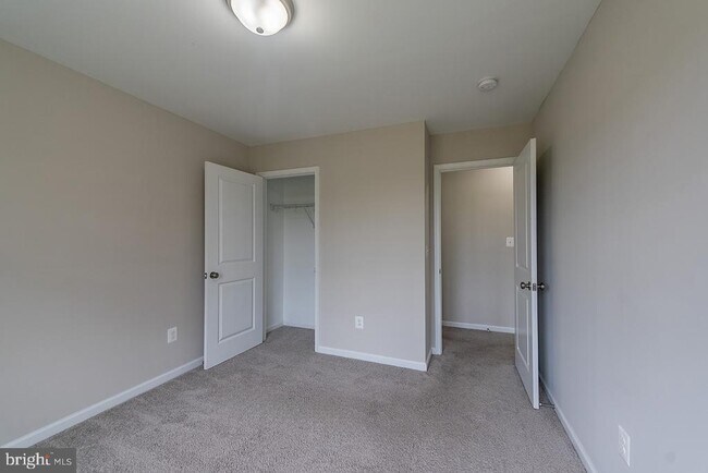 Building Photo - 102 Coralyrose Ct