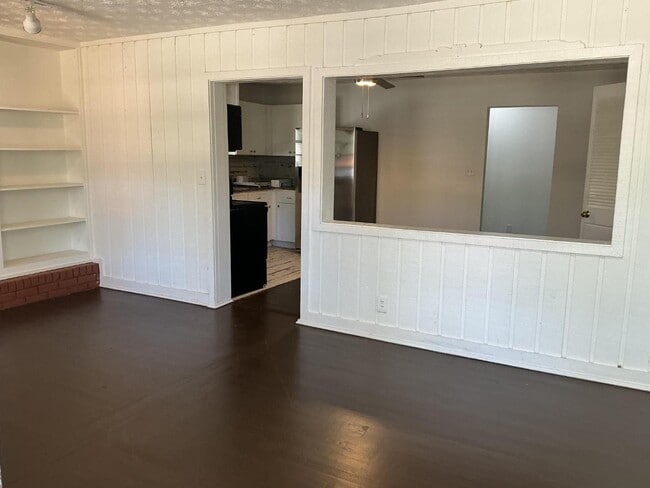 Building Photo - 2165 Rosebud Rd