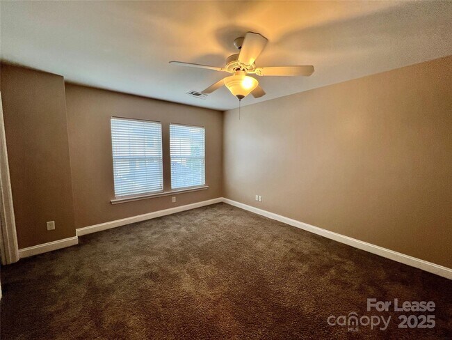 Building Photo - 142 Silverspring Pl
