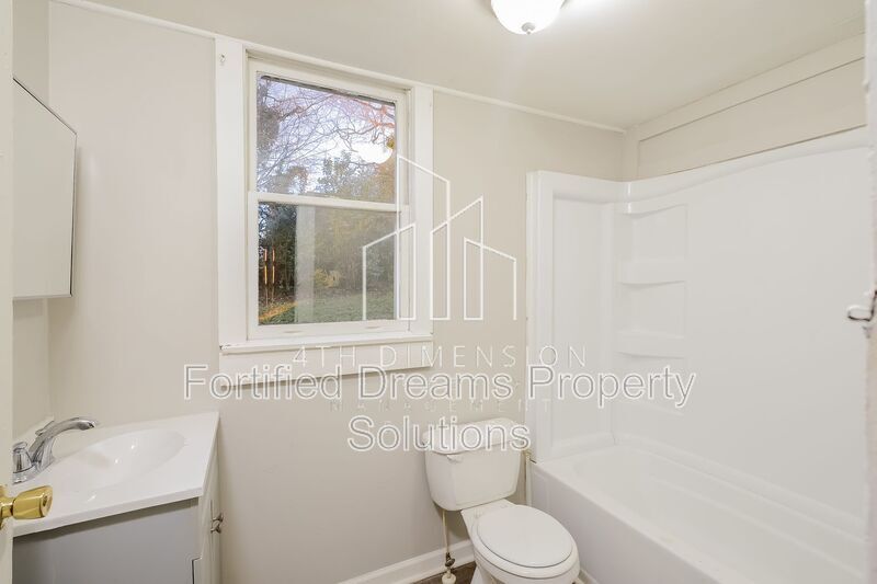 Building Photo - 918 Camel Ave