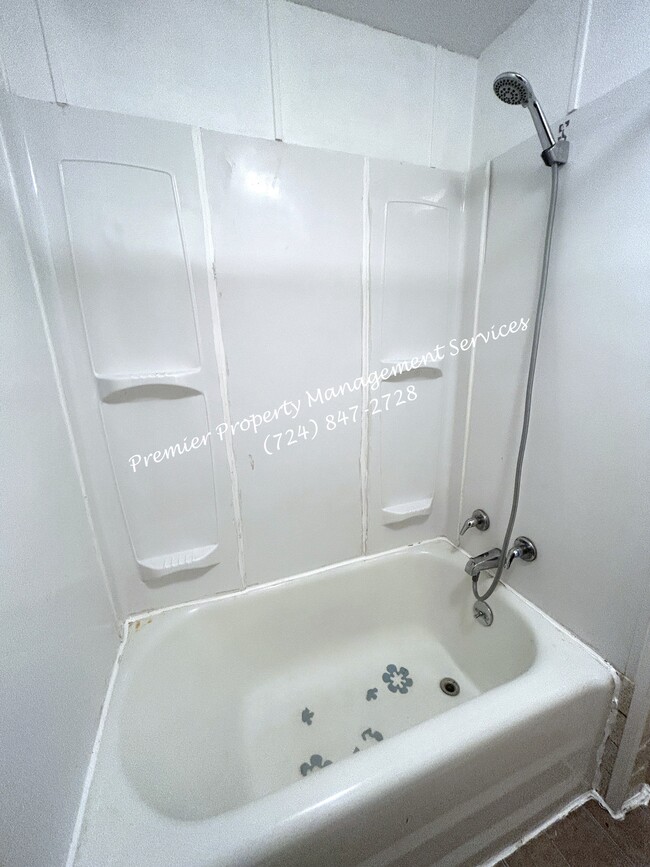 Building Photo - 979 King St