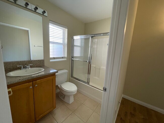 Building Photo - 13806 Vanowen St