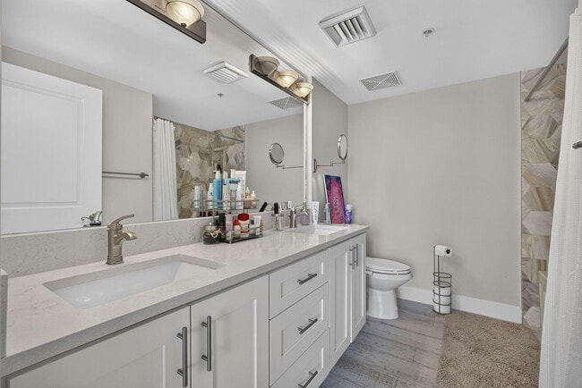 Building Photo - 403 S Sapodilla Ave