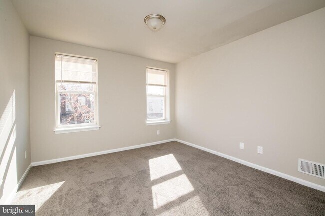 Building Photo - 3 Bed 1 Bath Renovated Townhouse