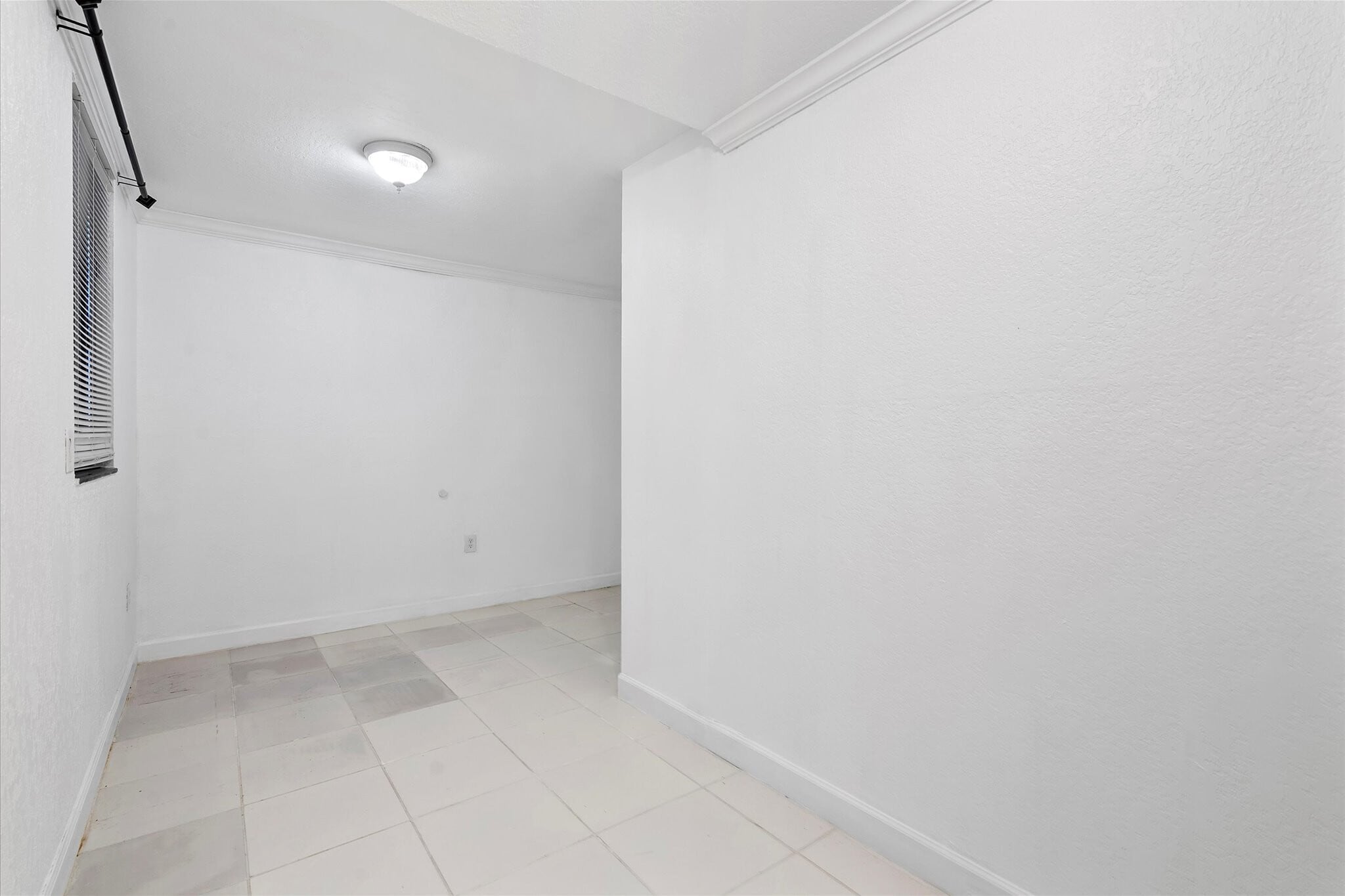 Building Photo - 934 E 22nd St