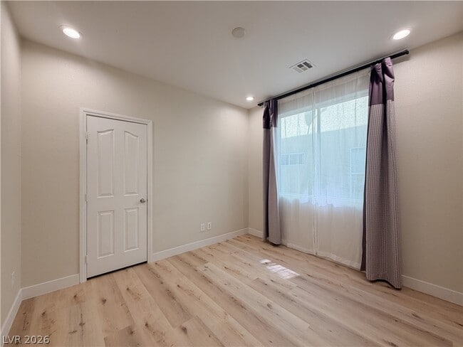 Building Photo - 10150 W Glen Aire Ave
