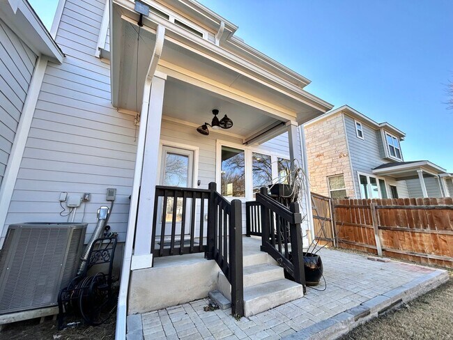 Building Photo - Charming 3 Bed / 2.5 Bath Family Home