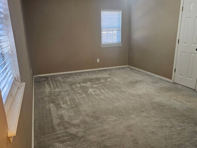 Building Photo - 306 Elfen Glen St