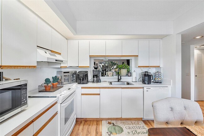 Building Photo - 12901 SW 15th Ct