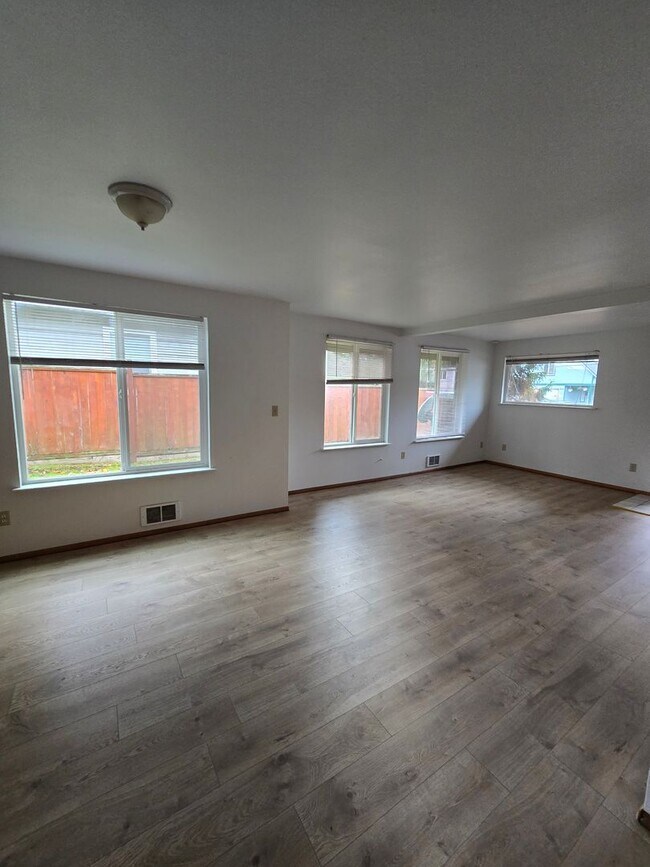 Building Photo - 1610 Lincoln St