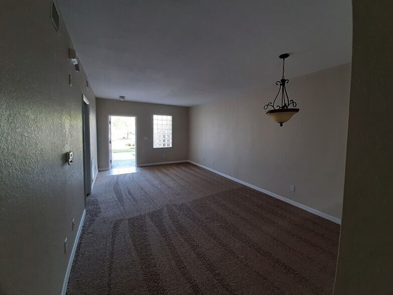 Building Photo - Coming early August 2/2  Ground floor  with newer carpeting
