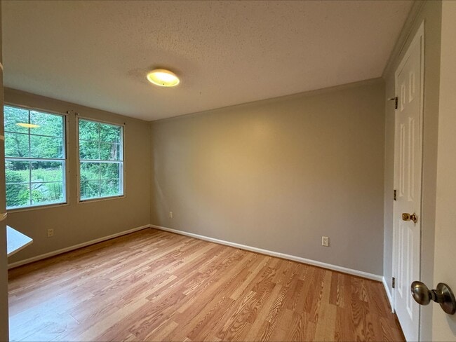 Building Photo - 3 Bed/2 Bath Home on large lot