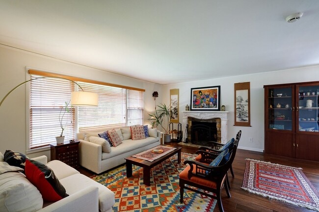 Building Photo - Furnished, Detached Home in Bethesda Alta ...