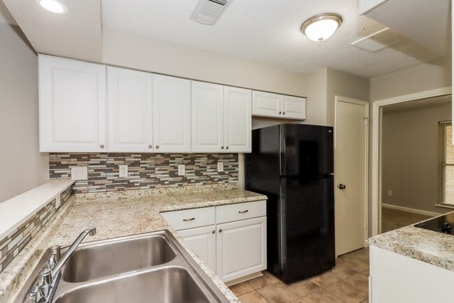 Building Photo - 2104 Yorktown Ct S