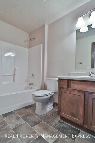 Building Photo - 3 Bedroom Luxury Townhome with 2-Stall Garage