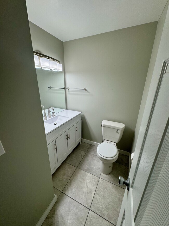 Building Photo - 390 Rencliffe Apartments