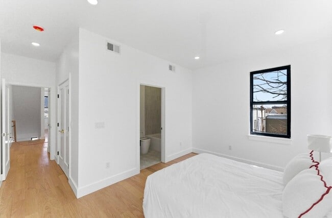 Building Photo - 113 Oak St