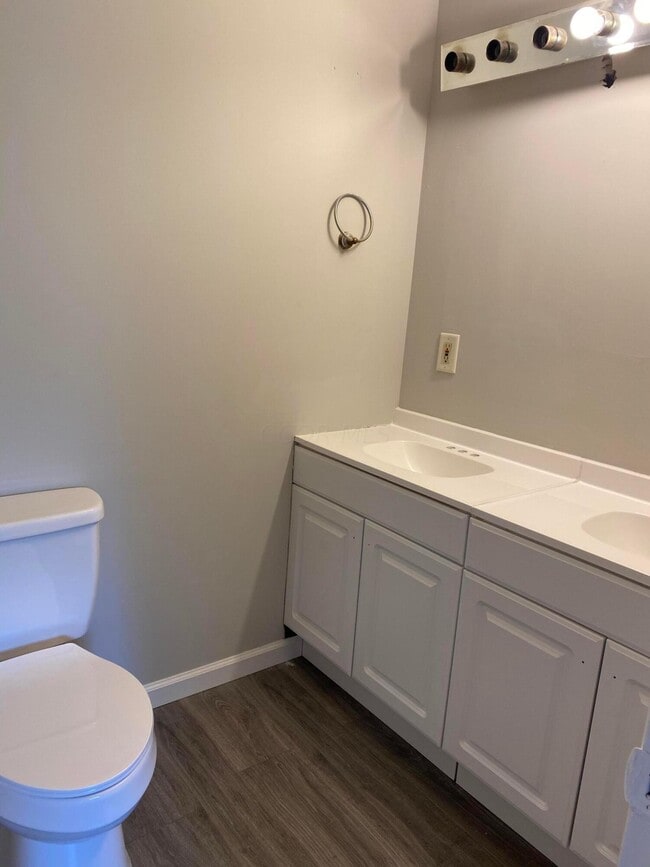 Building Photo - 822 Ronson Ave