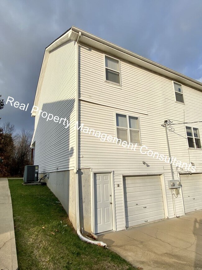 Building Photo - Redbud Ridge 7