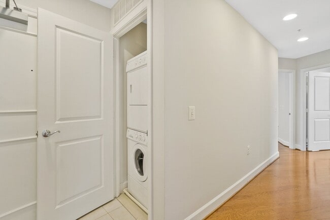 Building Photo - This luxury 2 bedroom condo has phenomenal amenities and is walking distance to the new Potomac Y...