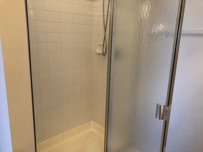 Building Photo - 2 Bedroom 2 Bath Condo Great Location and Schools