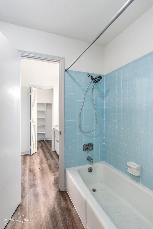 Building Photo - "Charming 2-Bed, 2-Bath Townhouse with Granite Elegance on East Stephenson!"