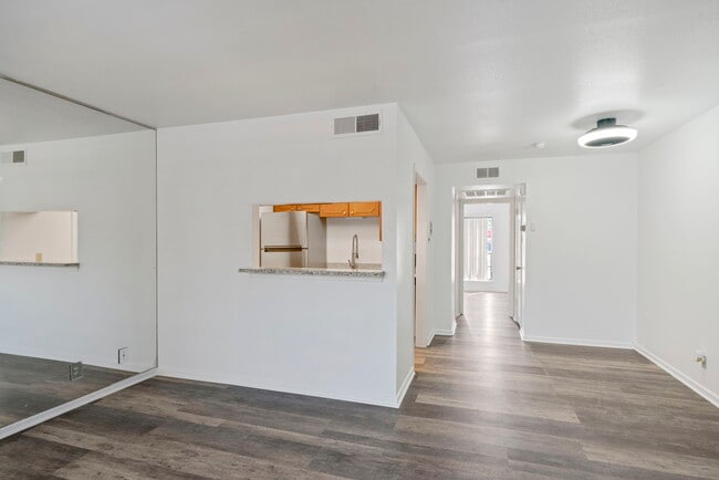 Building Photo - Chic 1-Bed Oasis with Pool & Walk-In Closets in Central San Antonio – $975/mo