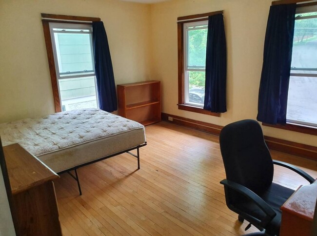 Large bedroom - 122 Delaware Ave