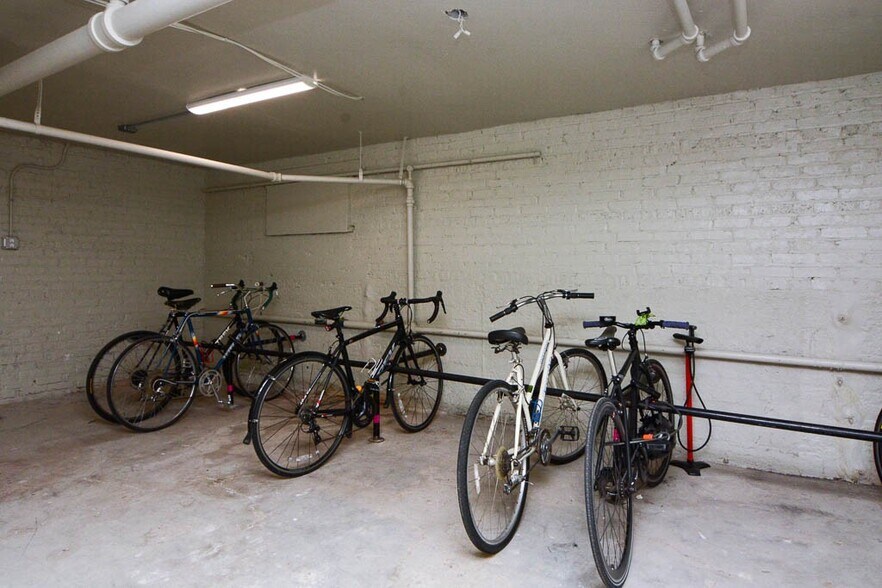 Building Photo - 2649 N Spaulding Ave