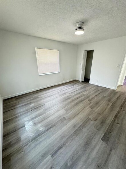 Building Photo - 2820 Riverside Dr
