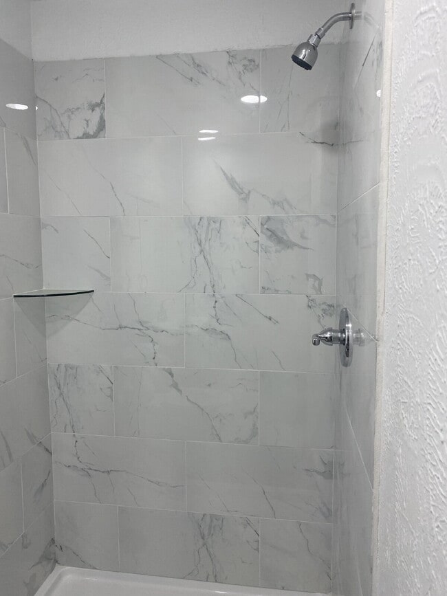 Building Photo - "Charming 3-Bed Oasis with 2 Full Baths in...