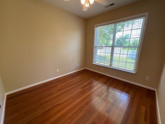 Building Photo - Half Off First Month's rent if you move in by July 31st, Spacious & Elegant 4 BR / 2.5 BA High Po...