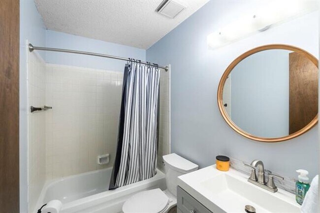 Building Photo - Spacious home near 55th st. S. and Broadway