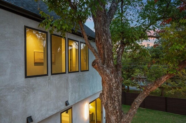 Building Photo - Stunning South Austin Oasis
