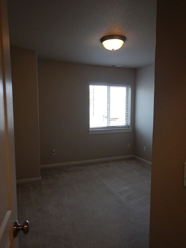 Building Photo - 1214 NE Littleton Ln