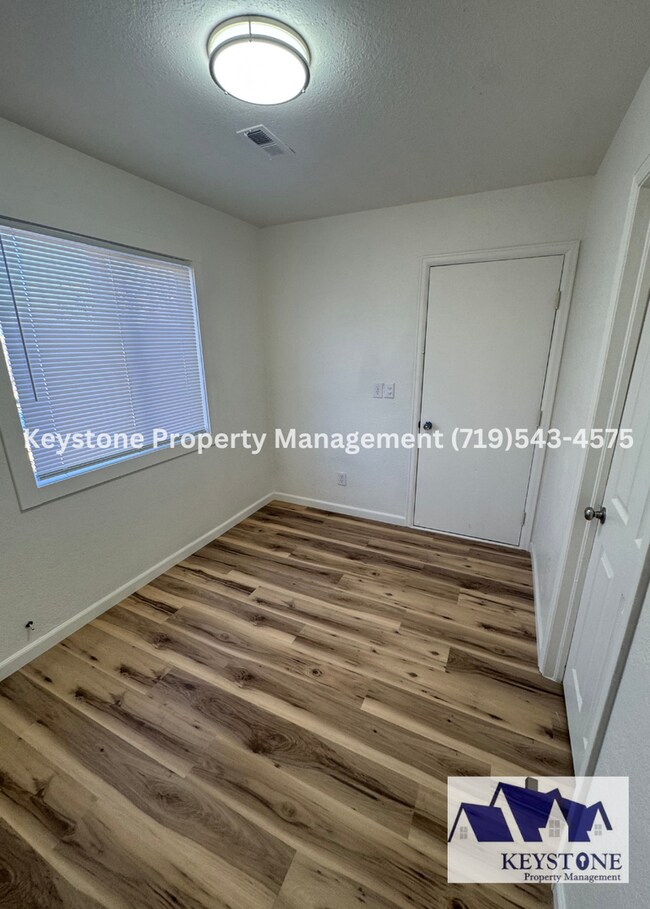 Building Photo - Fully Renovated Home 4+ bedrooms/2 Bathrooms $1550/$1550