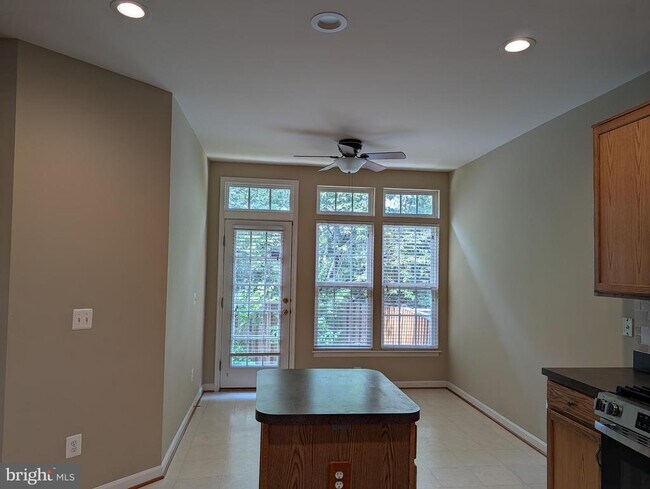 Building Photo - 44476 Livonia Terrace