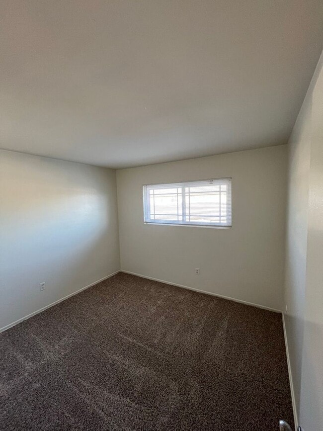 Building Photo - Beautiful 4 Bd Townhouse