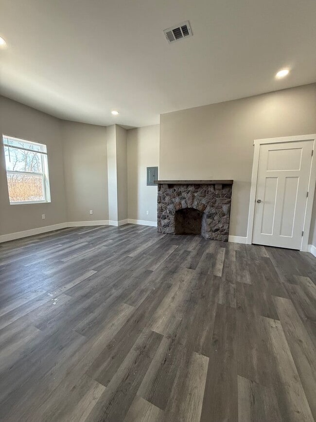 Building Photo - Newly Renovated 2 bedroom in Lincoln- Larimer