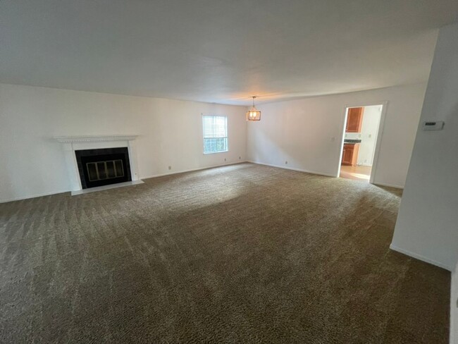 Building Photo - Large three-bedroom condo with huge Living...